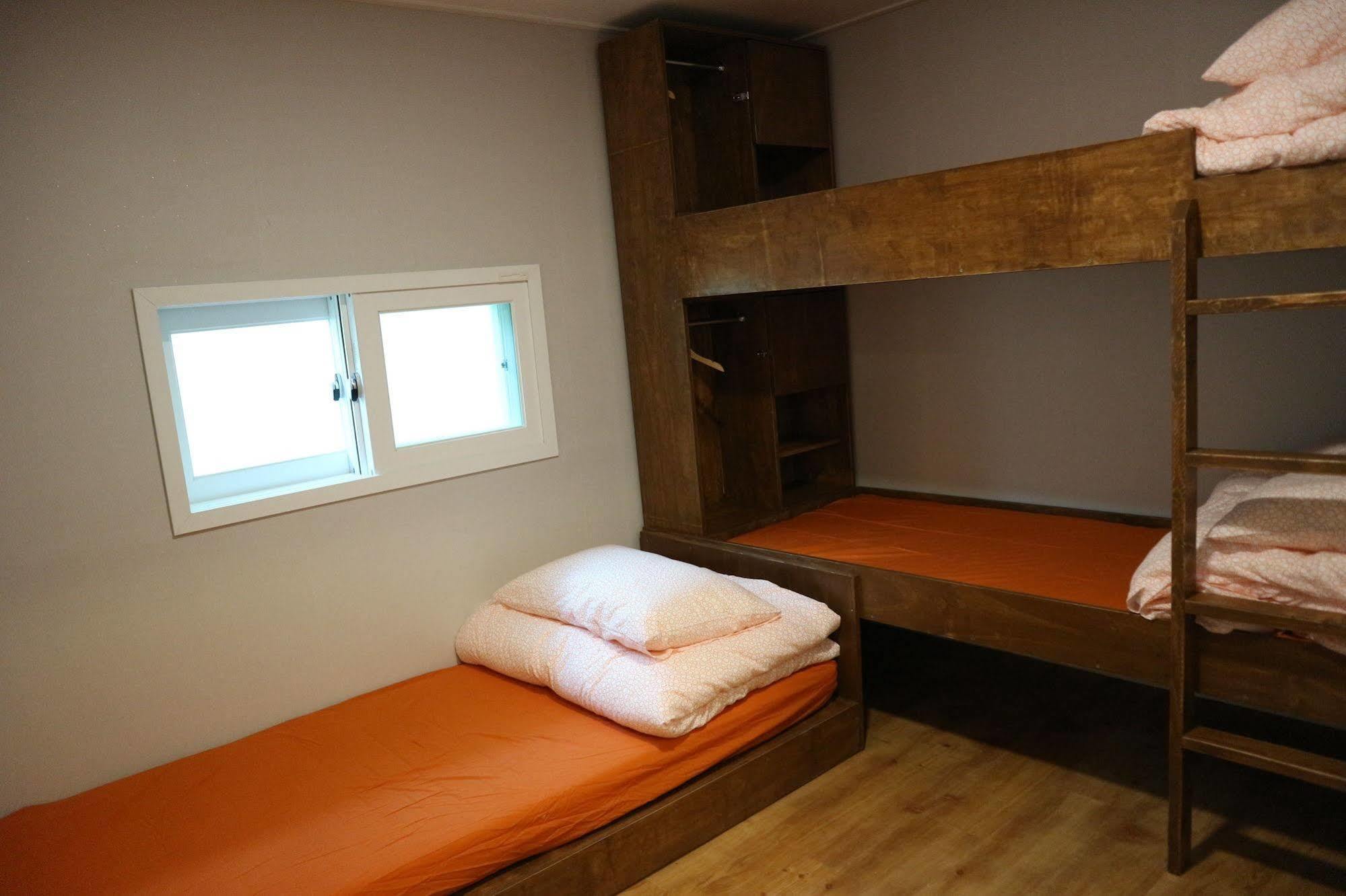 Zzzip Guesthouse In Hongdae Seoul Luaran gambar